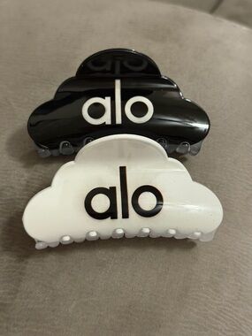 Alo Cloud Logo Hair Clip - Black and White